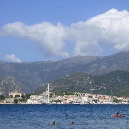 à 500 M De La Villa *